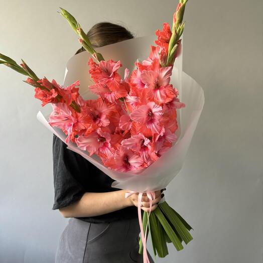 Монобукет ярко-коралловых махровых гладиолусов