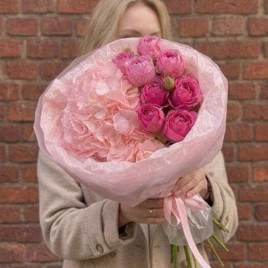 Нежный букет из гортензии и кустовой розы Мисти Баблс🌹