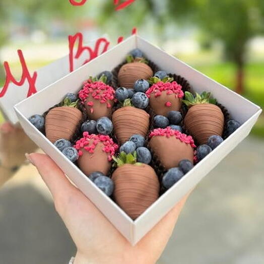 Chocolate-covered strawberry set "Summer Mood"