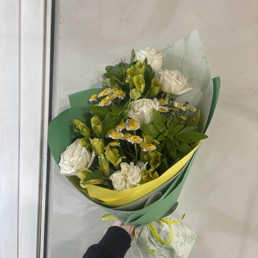 Букет из роз и альстромерии
