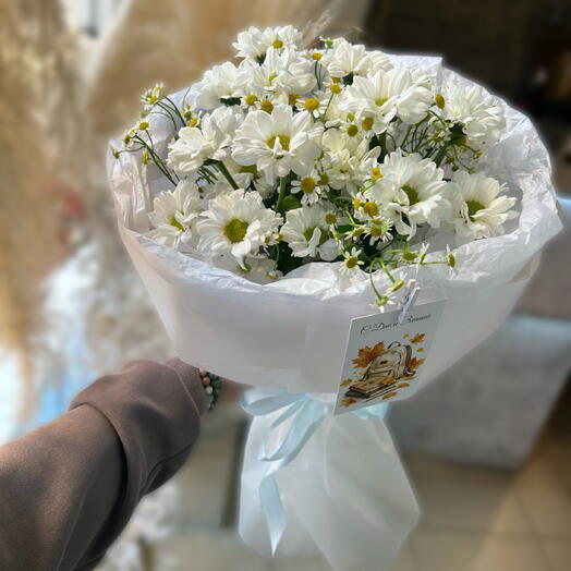 Букет из хризантем и ромашек (танацетума)