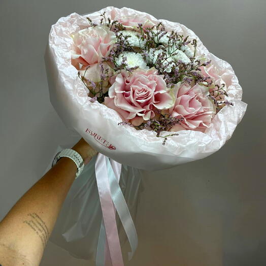 Нежный букет из французских роз, хризантемы Алтай и лимониума