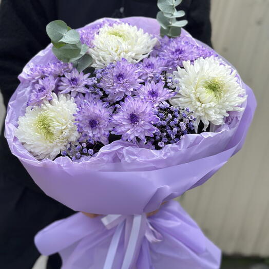 «Сиреневое облока»💜 Эффектный букет из белоснежной крупноголовой хризантемы с добавлением фиолетовой хризантемы и эвкалипта