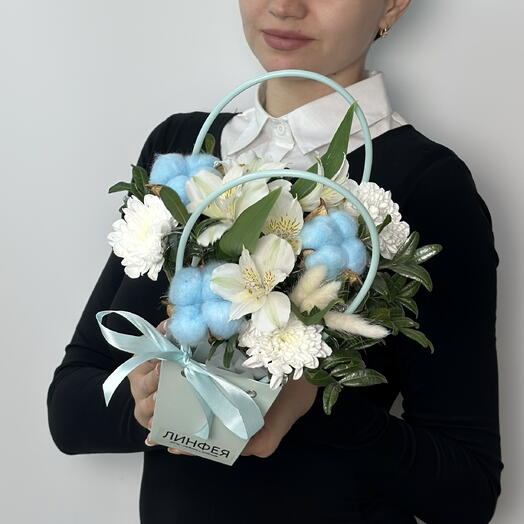 Сумочка на 1 сентября из альстромерии, хризантемы, хлопка и лагуруса