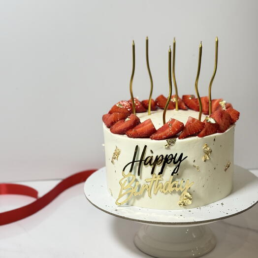 Торт 1.5 кг «Happy birthday» на день рождения со свечами и свежей клубникой для любимой, любимого, подруги, коллеги