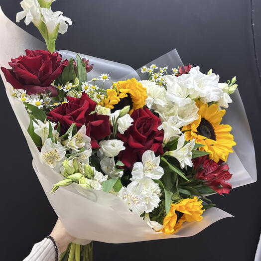 Яркий букет с розами гладиолусами и подсолнухами