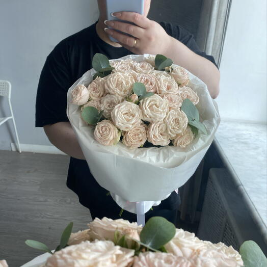 Пионовидные кремовые розы