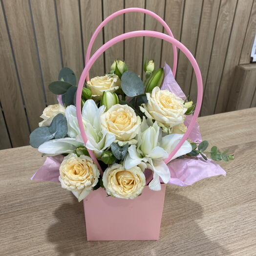 Цветочная Композиция с Лилией и Кремовыми Розами🌸