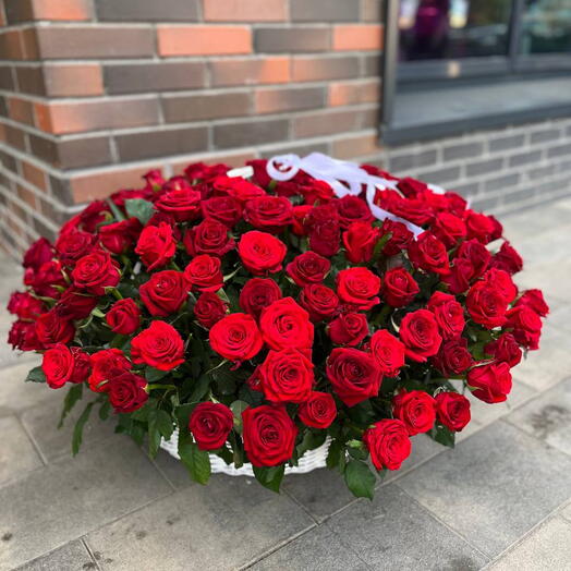 Большая корзина с красными розами ,101 роза , большой букет цветов