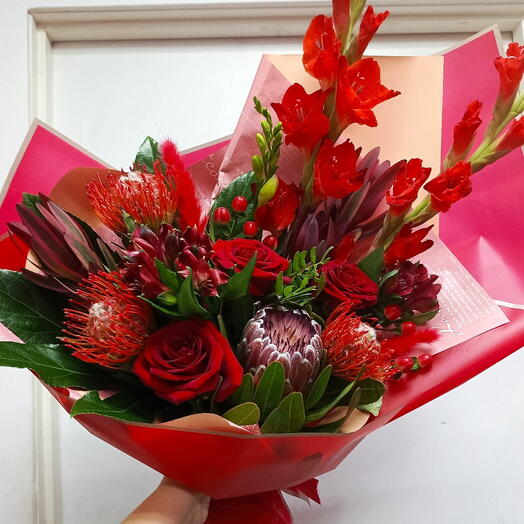 Букет с экзотическими цветами в красном цвете