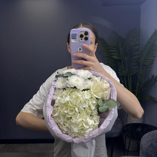 Воздушный букет с гортензией, французской розой и хризантемой
