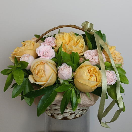 Композиция и роз в корзине 🌼