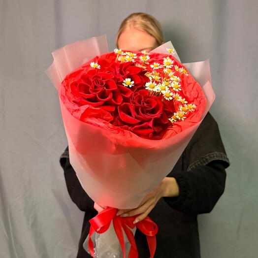 Букет (S) : с матрикарией и красными розами 🌹