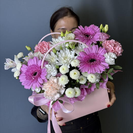 Нежная композиция с герберами в сумочке 🌸