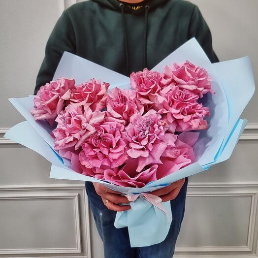 Стильная розовая французская роза в дизайнерской упаковке