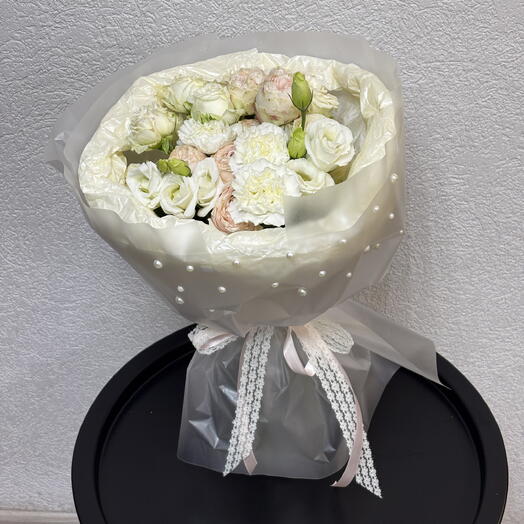 Букет с кустовой розой и эустомой