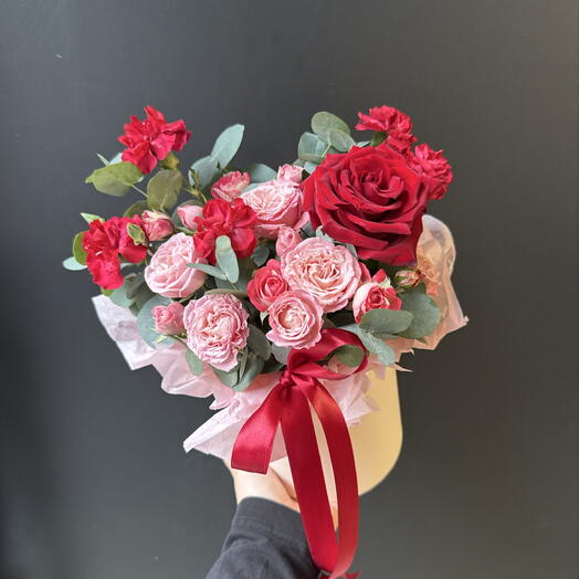 Композиция «Love is» с пионовидной розой, диантусом и эвкалиптом ️