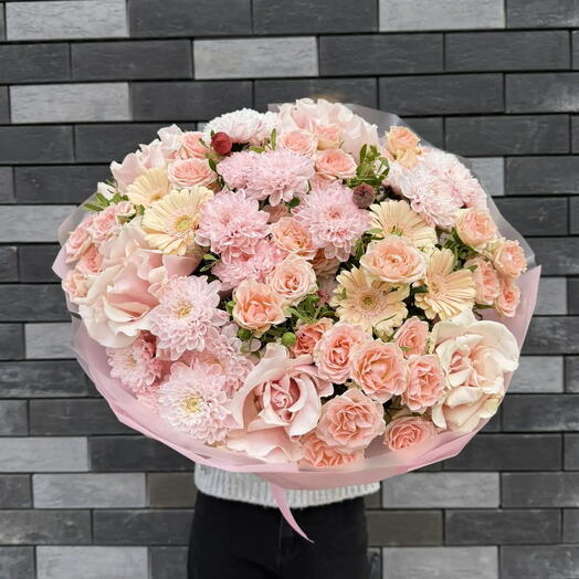 Элегантный букет из французских и кустовых роз, хризантем и гербер🌸