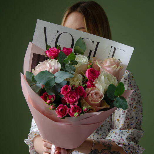 Vogue Romance: букет из кустовых роз в пастельно‑розовой упаковке