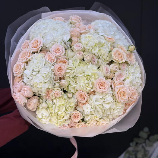 Букет гортензия и кустовая Роза