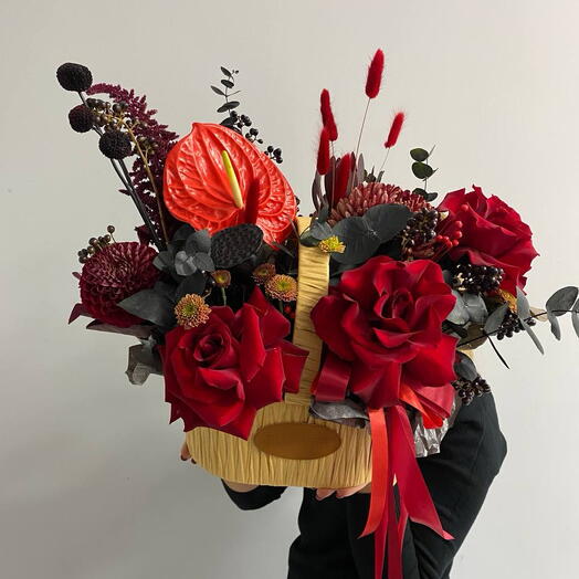 Корзина с антуриумом и голландской розой