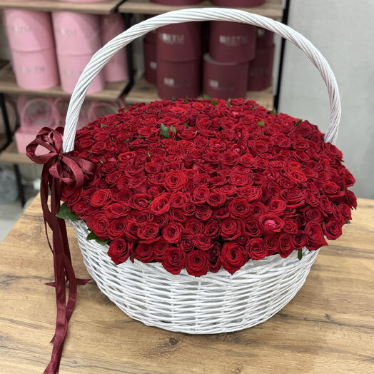 Композиция из 333 роз в корзине