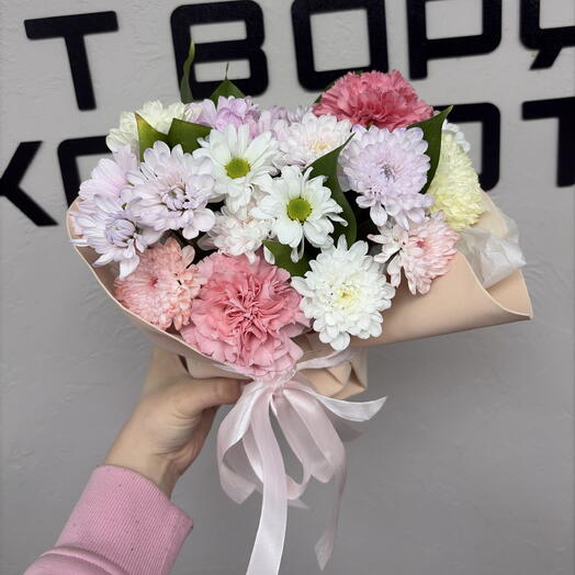 Композиция цветов из хризантемы ромашки и диантуса