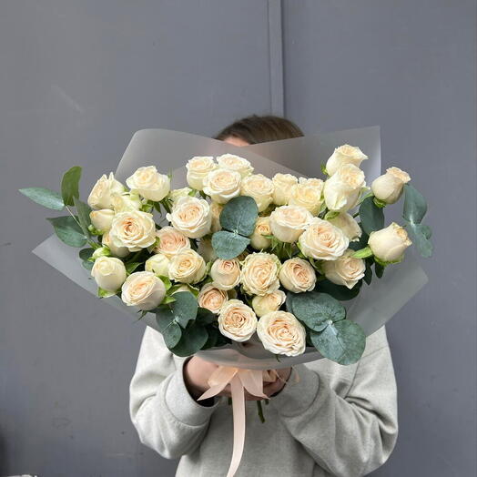 11 Нежных Персиковых Кустовых Розы с Эвкалиптом 🧡