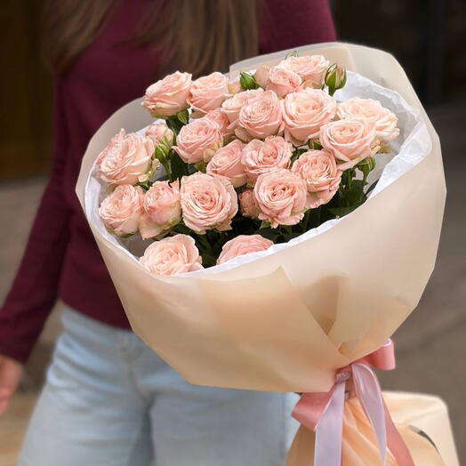 Нежный букет с кустовыми розами 🌸