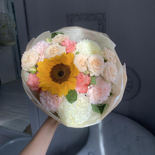 Нежный букет с подсолнухом