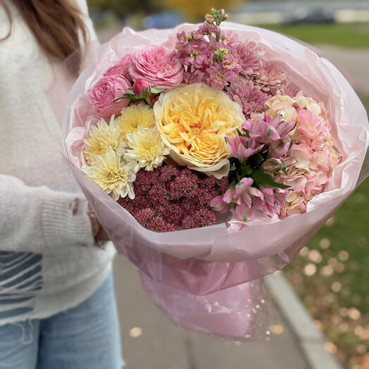 Авторский букет с пионовидной розой, маттиолой, альстромерией, гортензией, кустовой розой