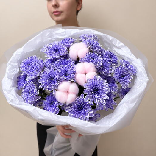 💜 Букет из 5 сиреневых хризантем с нежно-розовым хлопком