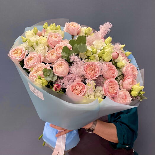 Букет кустовых роз с эустомой и аспарагус 🌸