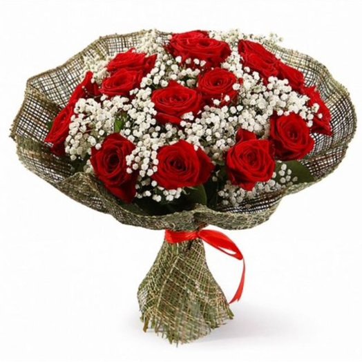 Ramo de rosas rojas en una cuadrícula