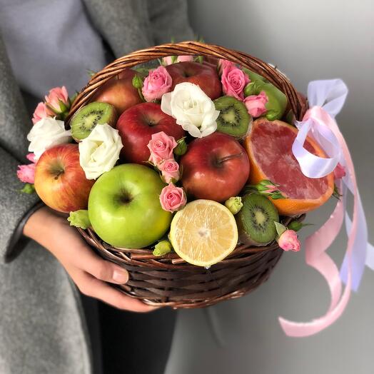 Фрукты и цветы в корзине