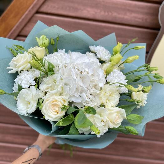Bouquet with hydrangea and roses "Freshness"