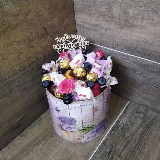 Съедобный букет из конфет, фруктов и цветов