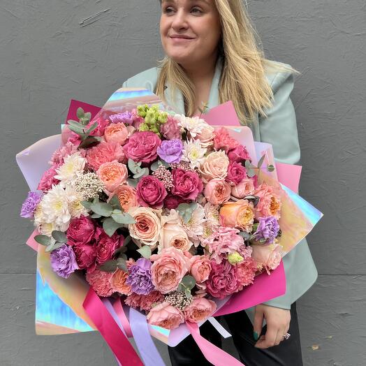 Ramo grande con peonía. rosas de diferentes variedades
