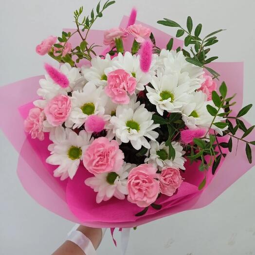 Bouquet of chamomile with carnation and Lagurus