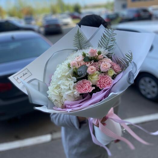 A delicate bouquet of roses
