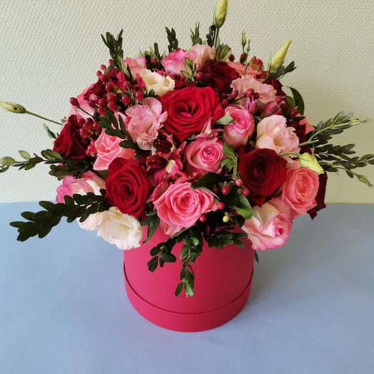 Composition of roses in a hatbox