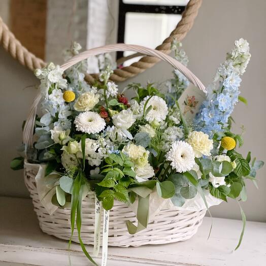 Светлая корзина с герберами и дельфиниумом