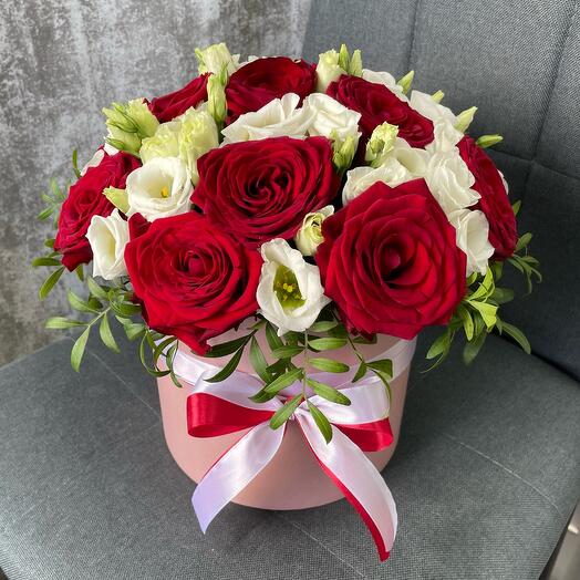 Hatbox made of roses and eustomes