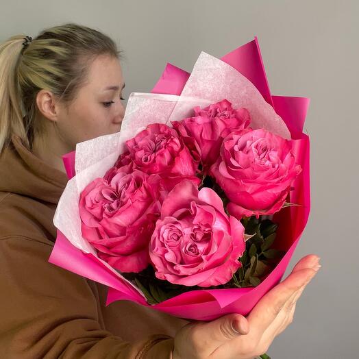 A compliment bouquet of 5 peony-shaped roses