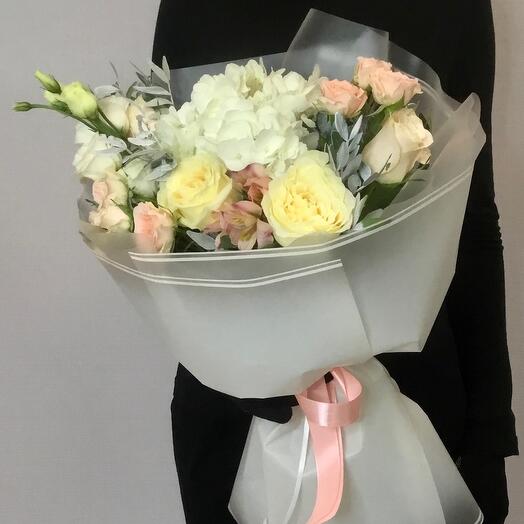 Ramo con hortensias y rosas "Dama de blanco"