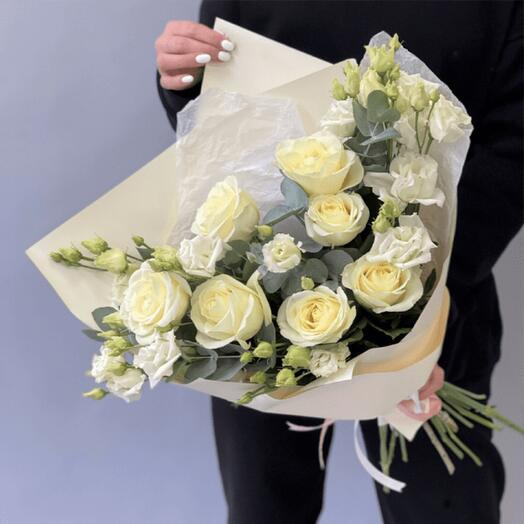 Ramo de rosas blancas con eustoma