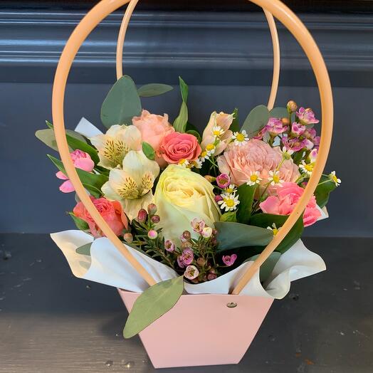 Цветы в сумочке в нежных тонах