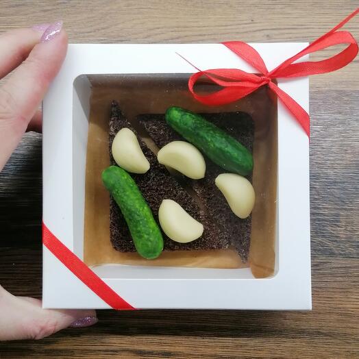 Pan negro con pepino y ajo de chocolate