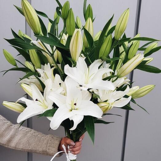 Bouquet of lilies under the ribbon