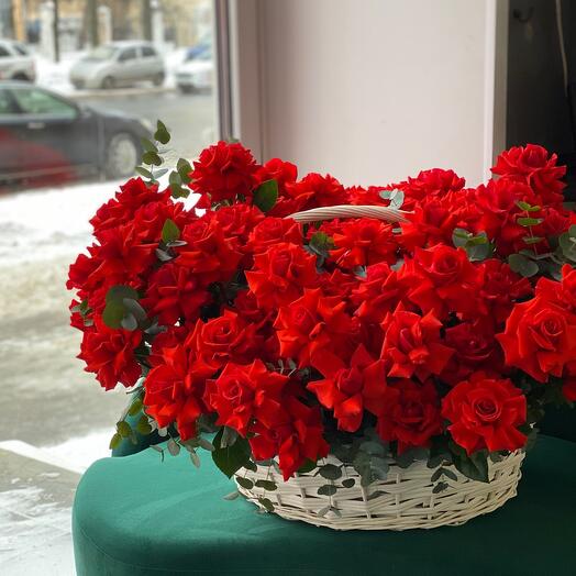 Шикарная корзина с красными розами